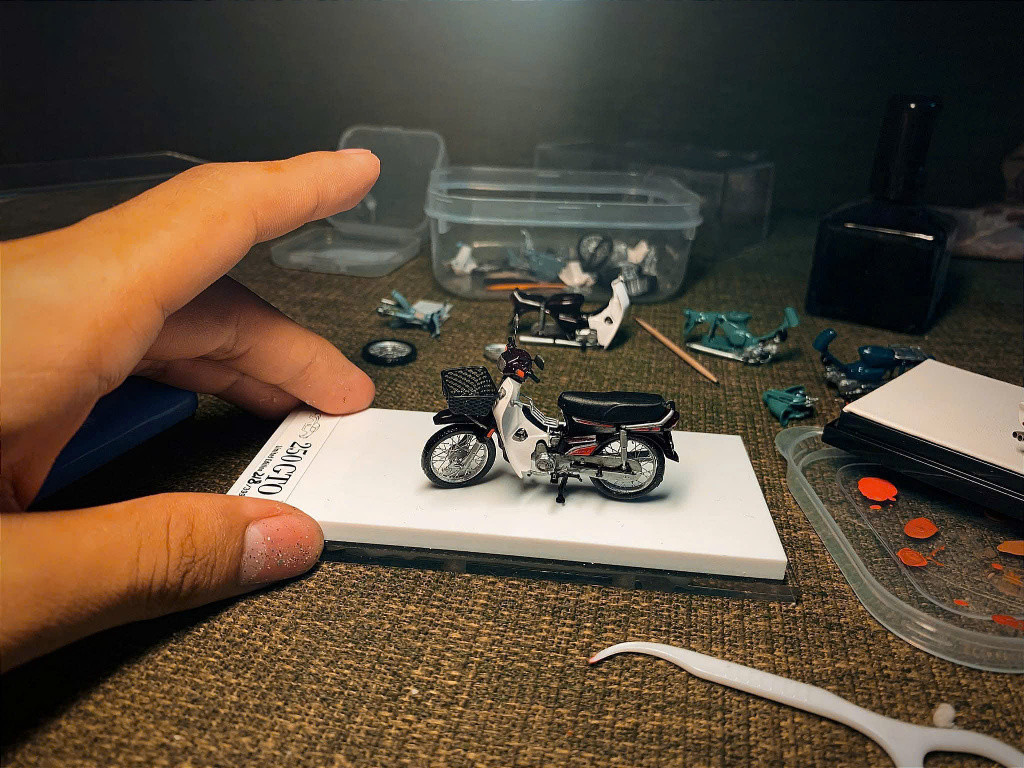 Bên cạnh mô hình ô tô và diorama, Chiến còn có đam mê với những chiếc xe máy mô hình tí hon, có giá lên tới cả triệu đồng. Anh giải thích: "Để tạo ra một chiếc xe máy mô hình đẹp và chất lượng, mình phải đầu tư rất nhiều vào phôi, tem dán, sơn và các dụng cụ khác. Thời gian để hoàn thiện một chiếc xe cũng rất lâu, có khi mất vài ngày." Diorama đem lại cho Chiến nguồn thu nhập nhất định để trang trải cuộc sống và nuôi dưỡng đam mê. Bên cạnh mô hình ô tô và diorama, Chiến còn có đam mê với những chiếc xe máy mô hình tí hon, có giá lên tới cả triệu đồng. Anh giải thích: "Để tạo ra một chiếc xe máy mô hình đẹp và chất lượng, mình phải đầu tư rất nhiều vào phôi, tem dán, sơn và các dụng cụ khác. Thời gian để hoàn thiện một chiếc xe cũng rất lâu, có khi mất vài ngày." Diorama đem lại cho Chiến nguồn thu nhập nhất định để trang trải cuộc sống và nuôi dưỡng đam mê.