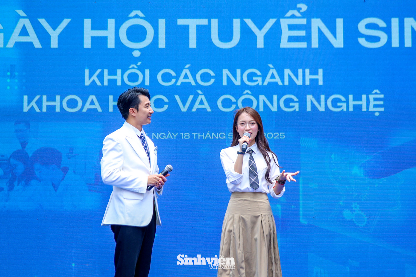 Cô chia sẻ, bản thân mình đã ứng dụng công nghệ vào nhiều công việc: sáng tạo nội dung, dẫn chương trình và học tiếng Anh. Ngoài ra, trên các kênh truyền thông của cô, có đến 20 - 30% học sinh, sinh viên đề xuất nữ MC chia sẻ về ngành Khoa học Công nghệ. Từ đó, nữ MC nhấn mạnh vai trò đặc biệt quan trọng của Khoa học Công nghệ.