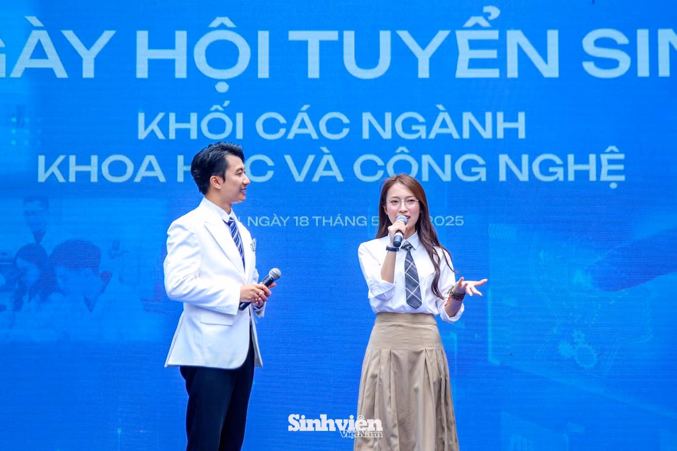 Cô chia sẻ, bản thân mình đã ứng dụng công nghệ vào nhiều công việc: sáng tạo nội dung, dẫn chương trình và học tiếng Anh. Ngoài ra, trên các kênh truyền thông của cô, có đến 20 - 30% học sinh, sinh viên đề xuất nữ MC chia sẻ về ngành Khoa học Công nghệ. Từ đó, nữ MC nhấn mạnh vai trò đặc biệt quan trọng của Khoa học Công nghệ. Cô chia sẻ, bản thân mình đã ứng dụng công nghệ vào nhiều công việc: sáng tạo nội dung, dẫn chương trình và học tiếng Anh. Ngoài ra, trên các kênh truyền thông của cô, có đến 20 - 30% học sinh, sinh viên đề xuất nữ MC chia sẻ về ngành Khoa học Công nghệ. Từ đó, nữ MC nhấn mạnh vai trò đặc biệt quan trọng của Khoa học Công nghệ.
