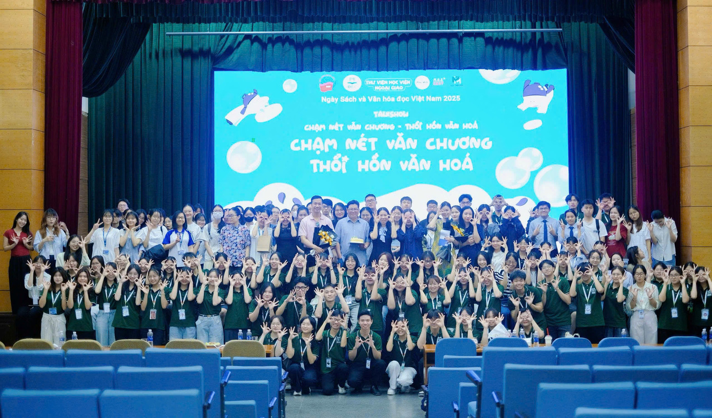 Tập thể Câu lạc bộ Bạn Yêu Sách DBC tại Talkshow: Chạm nét văn chương – Thổi hồn văn hóa.