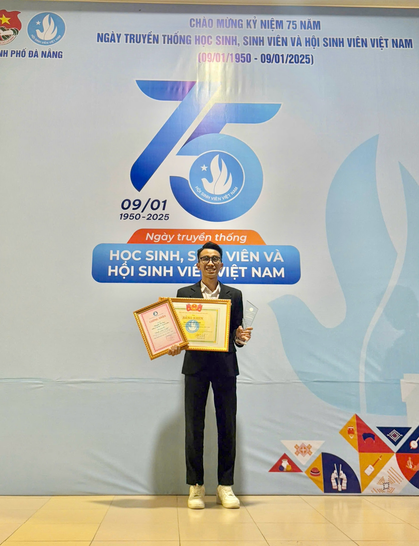 Duy đạt danh hiệu Sinh viên 5 tốt cấp Trung ương năm học 2023-2024. Duy đạt danh hiệu Sinh viên 5 tốt cấp Trung ương năm học 2023-2024.