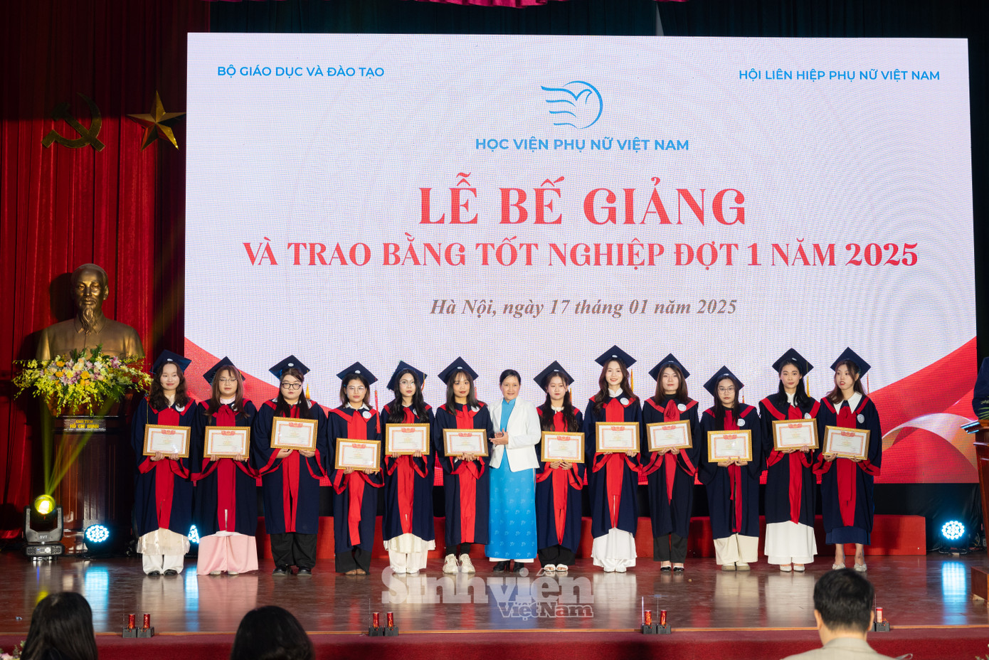 PGS.TS Dương Kim Anh - Phó Giám đốc Học viện và ThS Hà Thị Thanh Vân khen thưởng các sinh viên có thành tích xuất sắc trong công tác Đoàn, cán bộ lớp tiêu biểu.