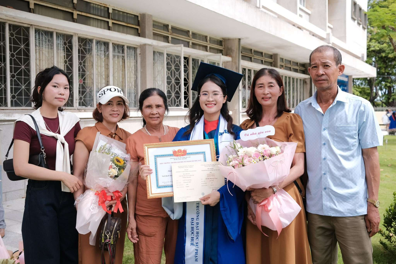 Nụ cười hạnh phúc của Phương Dung bên người thân trong ngày tốt nghiệp. Nụ cười hạnh phúc của Phương Dung bên người thân trong ngày tốt nghiệp.