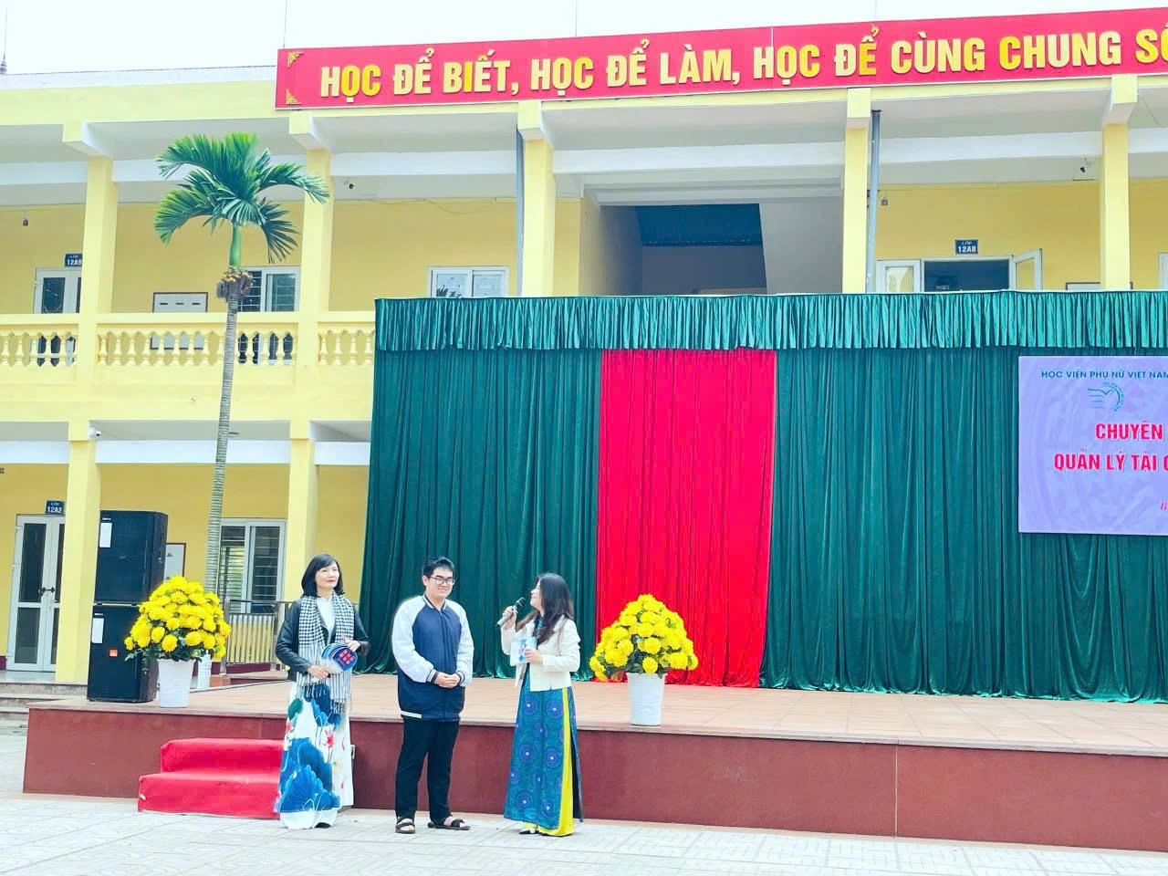 TS. Nguyễn Thị Huyền Nhung, TS Phạm Thị Nhạn – giảng viên Bộ môn Quản trị Du lịch và Lữ hành, Khoa Quản trị kinh doanh, Học viện Phụ nữ Việt Nam đang hướng dẫn học sinh thực hành chuyên đề ngay tại sân trường. Ảnh: Hoài An