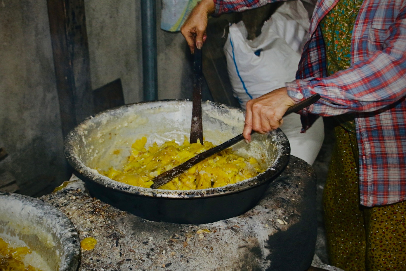 Công đoạn đảo gừng trên bếp lửa, đảm bảo thành phẩm bám đều đường và không bị cháy.