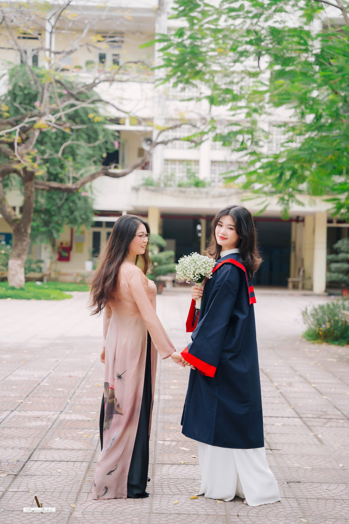 Lan Anh chụp ảnh lưu niệm cùng gia đình.