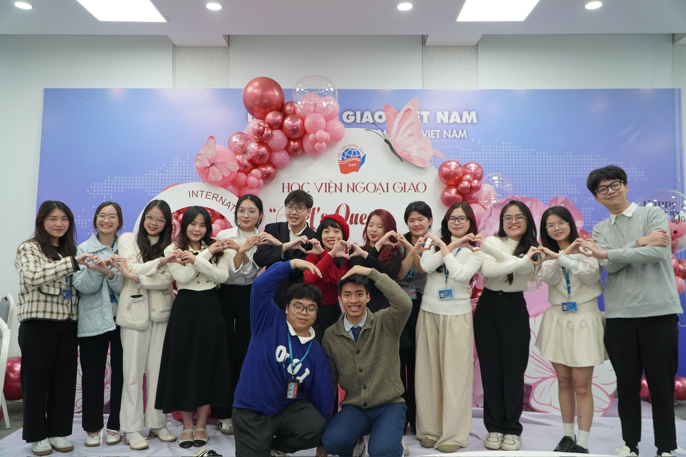 Lan Anh tham gia tổ chức sự kiện cho các hoạt động trên học viện với các bạn, các anh chị khóa trên và cùng với thầy cô trong khoa.