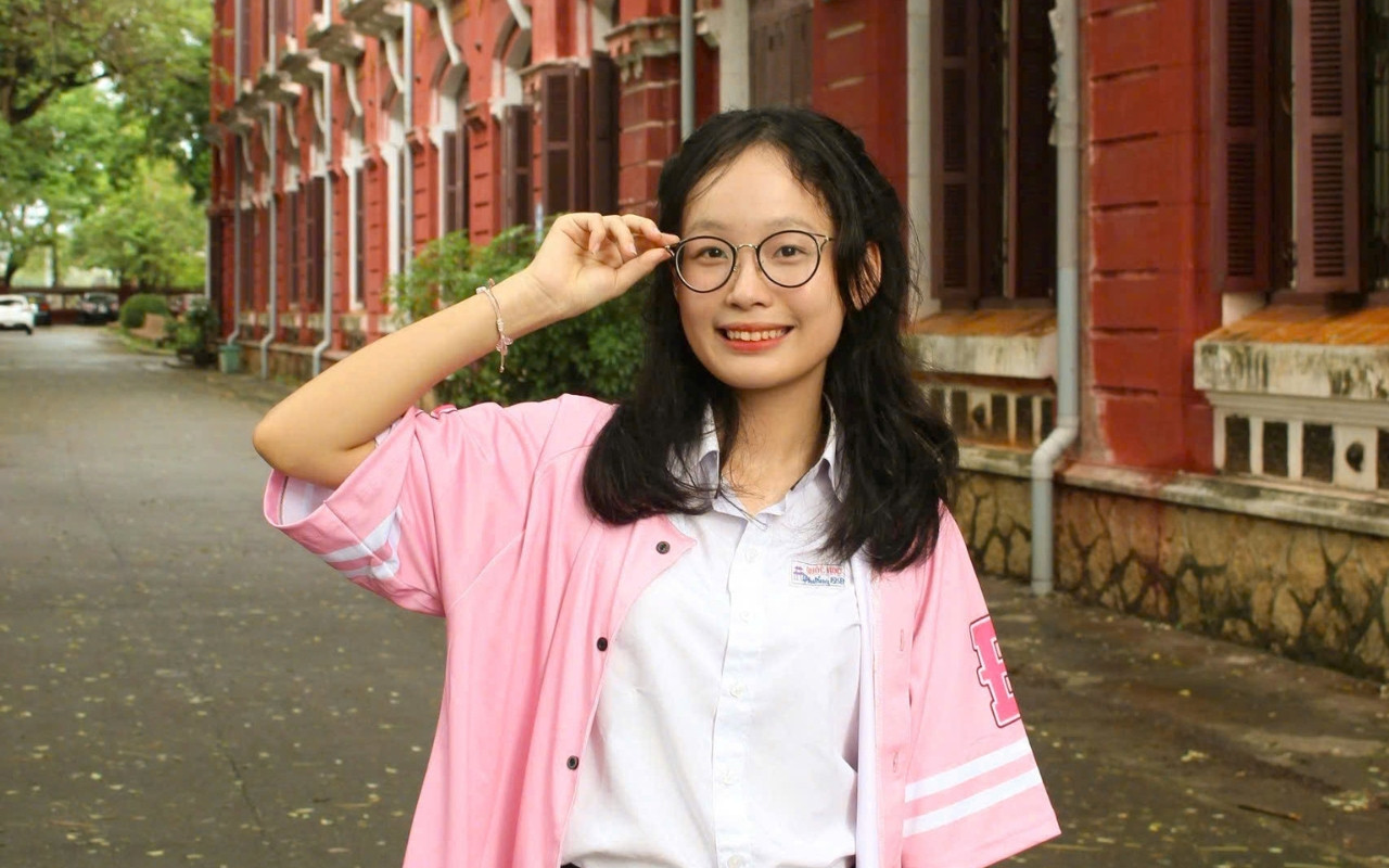 Hoài Phương với áo khoác đồng phục của lớp 12 Sử Địa khóa 2022 - 2025. Hoài Phương với áo khoác đồng phục của lớp 12 Sử Địa khóa 2022 - 2025.