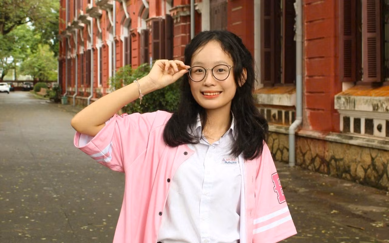 Hoài Phương với áo khoác đồng phục của lớp 12 Sử Địa khóa 2022 - 2025.