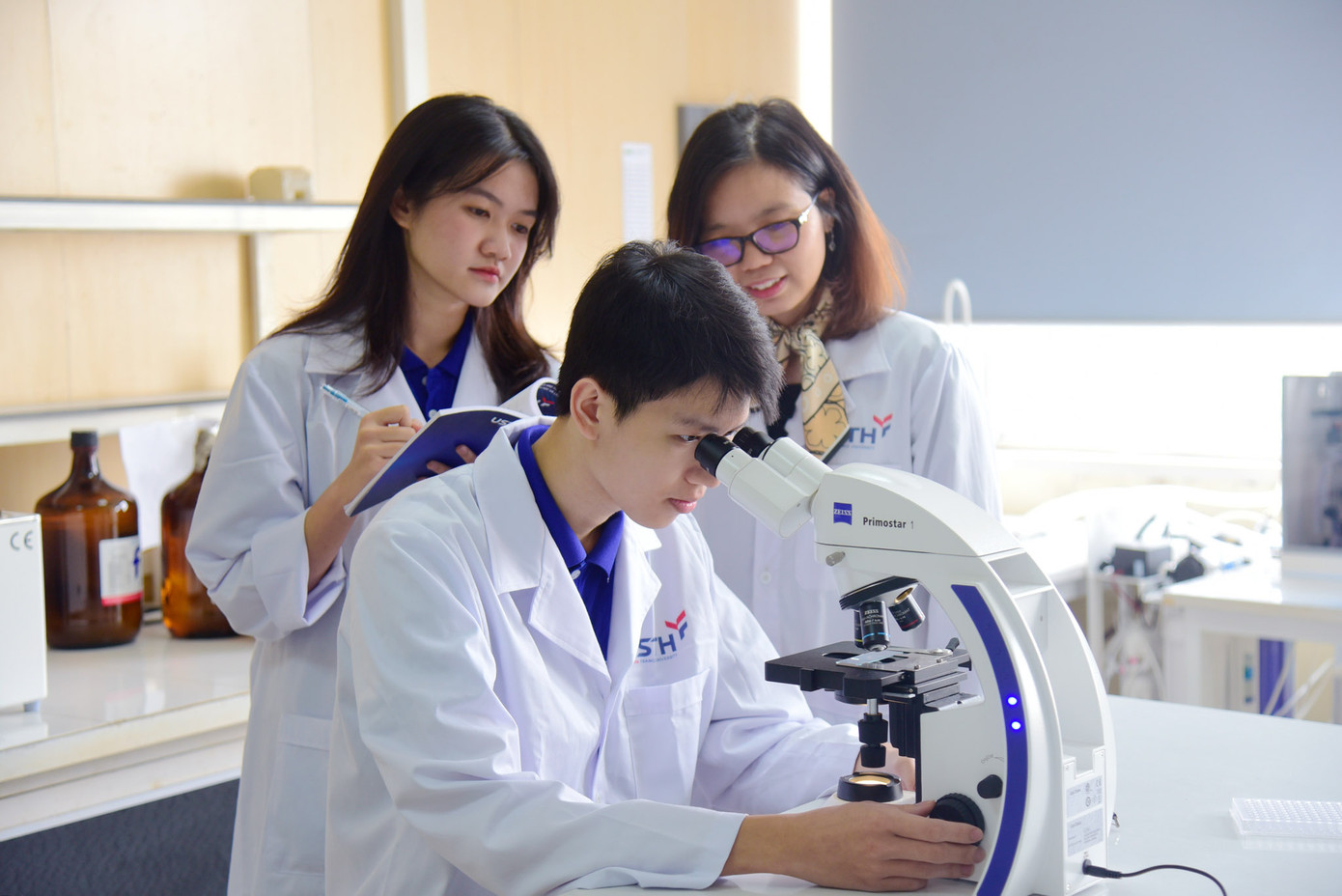 Không gian học tập hiện đại tại USTH, mang đến môi trường lý tưởng để sinh viên phát triển toàn diện cả về kiến thức và kỹ năng. Không gian học tập hiện đại tại USTH, mang đến môi trường lý tưởng để sinh viên phát triển toàn diện cả về kiến thức và kỹ năng.