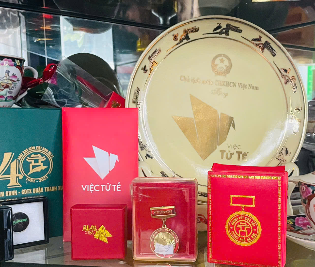 Đối với cô Huyền, niềm vui lớn nhất không phải là những tấm bằng khen, mà là “khi mình dạy dỗ, các em biết chữ, ngoan ngoãn, trưởng thành và có một công việc để nuôi sống bản thân”. (Ảnh: Hồng Hoa) Đối với cô Huyền, niềm vui lớn nhất không phải là những tấm bằng khen, mà là “khi mình dạy dỗ, các em biết chữ, ngoan ngoãn, trưởng thành và có một công việc để nuôi sống bản thân”. (Ảnh: Hồng Hoa)