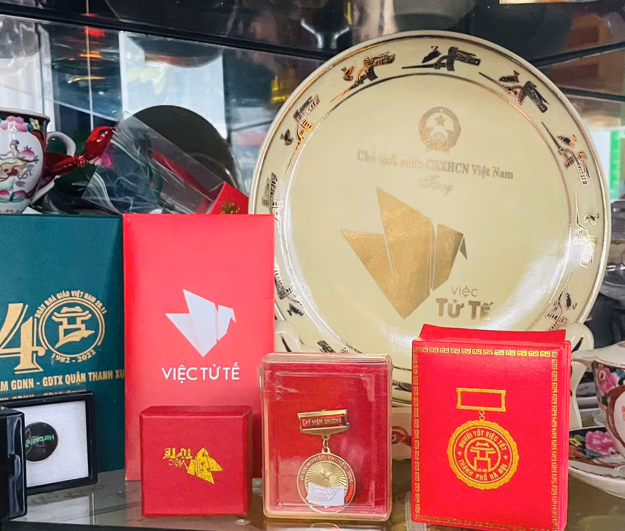 Đối với cô Huyền, niềm vui lớn nhất không phải là những tấm bằng khen, mà là “khi mình dạy dỗ, các em biết chữ, ngoan ngoãn, trưởng thành và có một công việc để nuôi sống bản thân”. (Ảnh: Hồng Hoa)