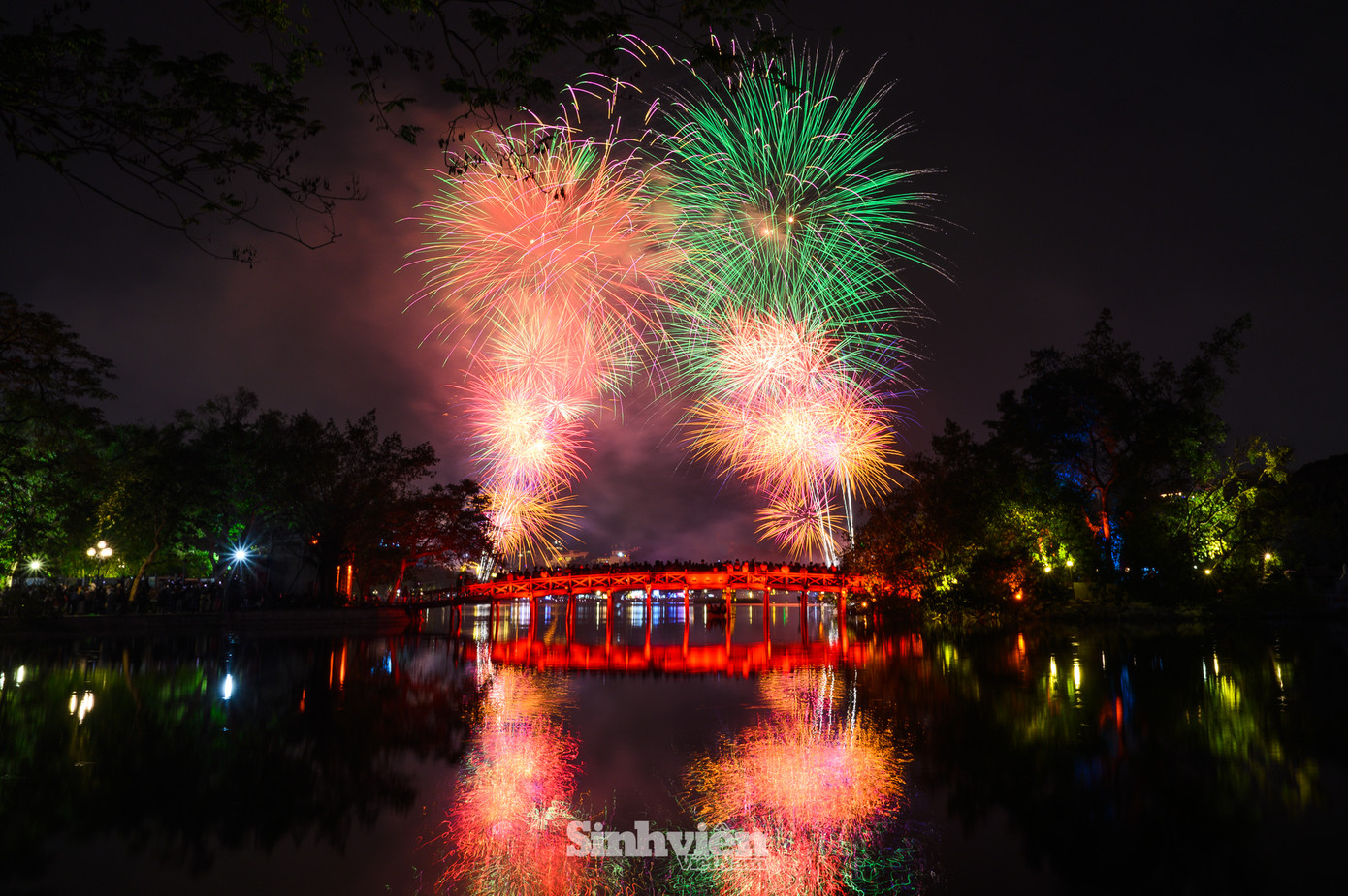 Khoảnh khắc giao thừa tại Hồ Hoàn Kiếm, những loạt pháo hoa rực rỡ sắc màu thắp sáng bầu trời Thủ đô.