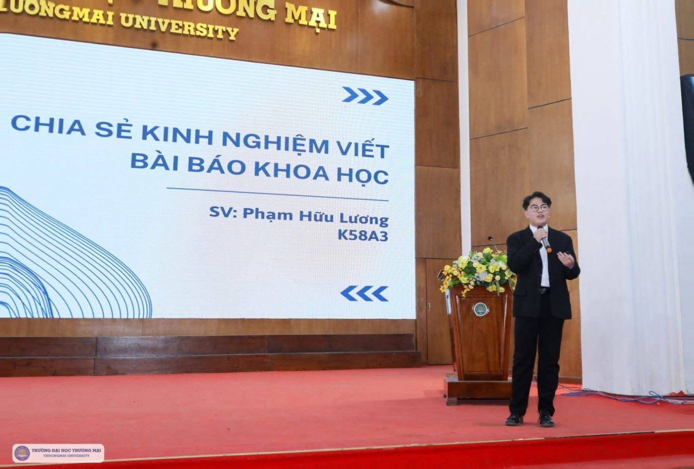 Hữu Lương chia sẻ kinh nghiệm viết bài báo khoa học đăng Tạp chí và tham dự Hội thảo khoa học Quốc tế tại Toạ đàm tư vấn kỹ năng nghiên cứu khoa học.