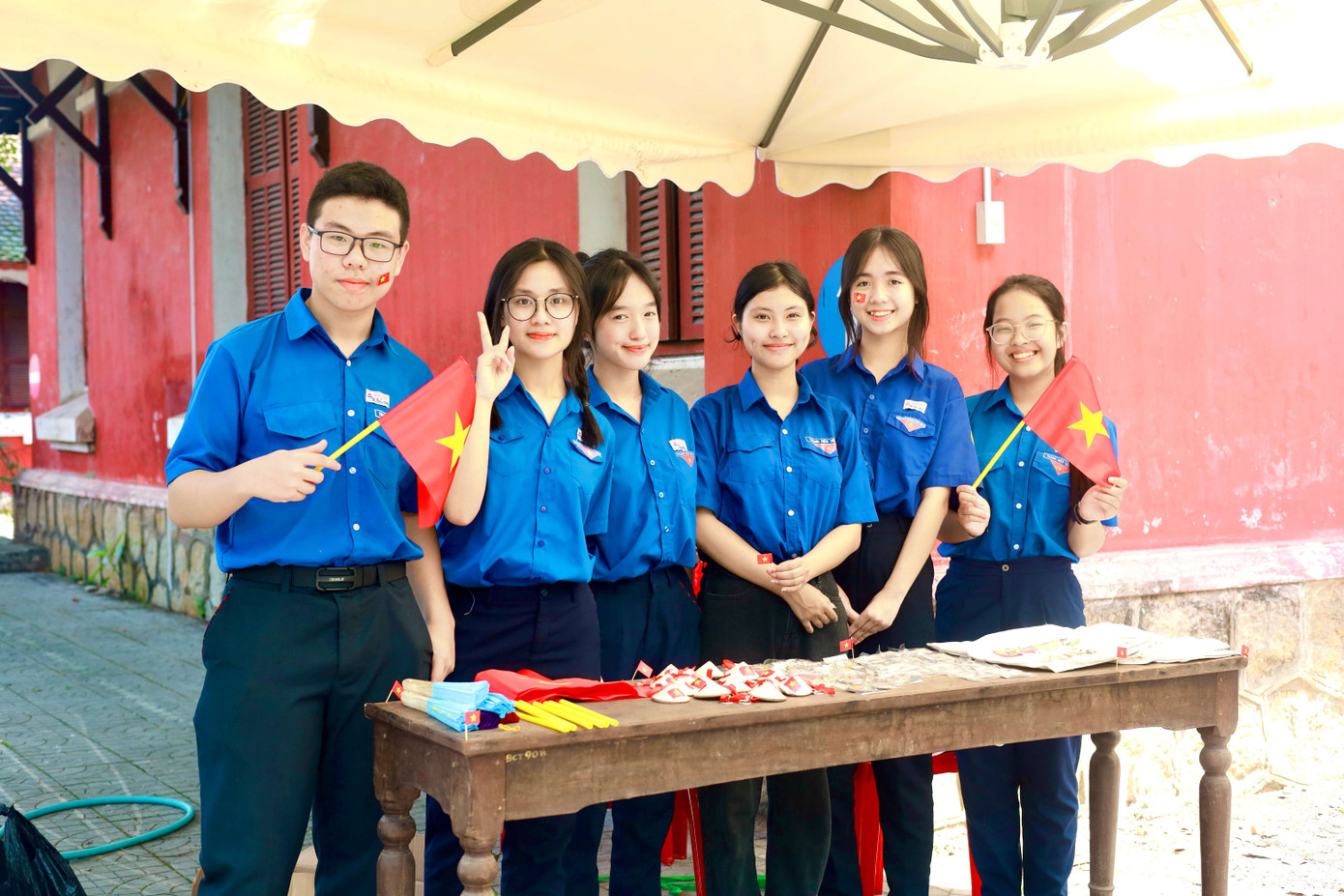 Các thành viên của chiến dịch Hoa Phượng Đỏ - Trường THPT chuyên Quốc học Huế