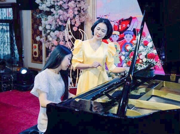 Mai Phương và mẹ bên cây đàn piano. Mai Phương và mẹ bên cây đàn piano.