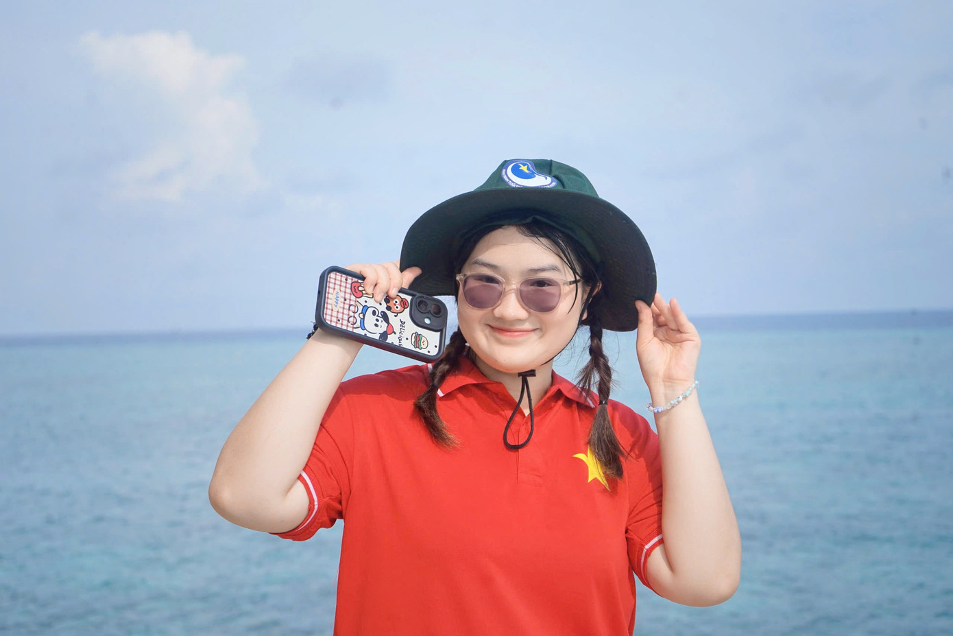 Bảo Khánh rạng rỡ giữa biển trời Tổ quốc, mang theo niềm tin người trẻ hướng về Trường Sa. Bảo Khánh rạng rỡ giữa biển trời Tổ quốc, mang theo niềm tin người trẻ hướng về Trường Sa.