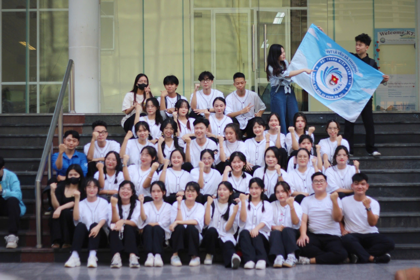 Quang Long tham gia DanceStorm cùng Đội Thanh niên Xung kích, mang đến những màn trình diễn sôi động, góp phần gắn kết tinh thần sinh viên. Quang Long tham gia DanceStorm cùng Đội Thanh niên Xung kích, mang đến những màn trình diễn sôi động, góp phần gắn kết tinh thần sinh viên.