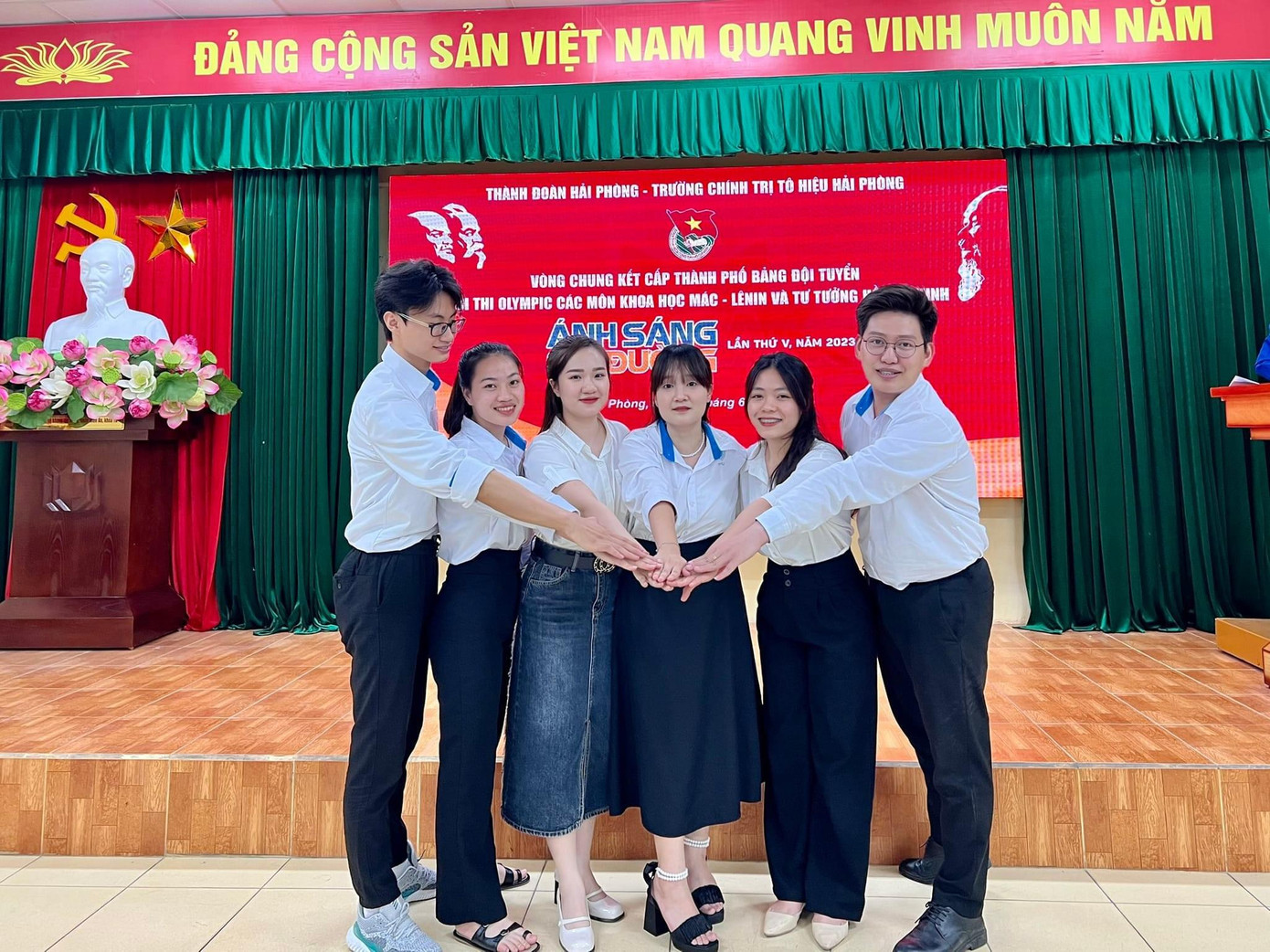 Khánh Huyền tham gia Hội thi Olympic các môn Khoa học Mác - Lênin và tư tưởng Hồ Chí Minh “Ánh sáng soi đường” bảng Đội tuyển. Khánh Huyền tham gia Hội thi Olympic các môn Khoa học Mác - Lênin và tư tưởng Hồ Chí Minh “Ánh sáng soi đường” bảng Đội tuyển.