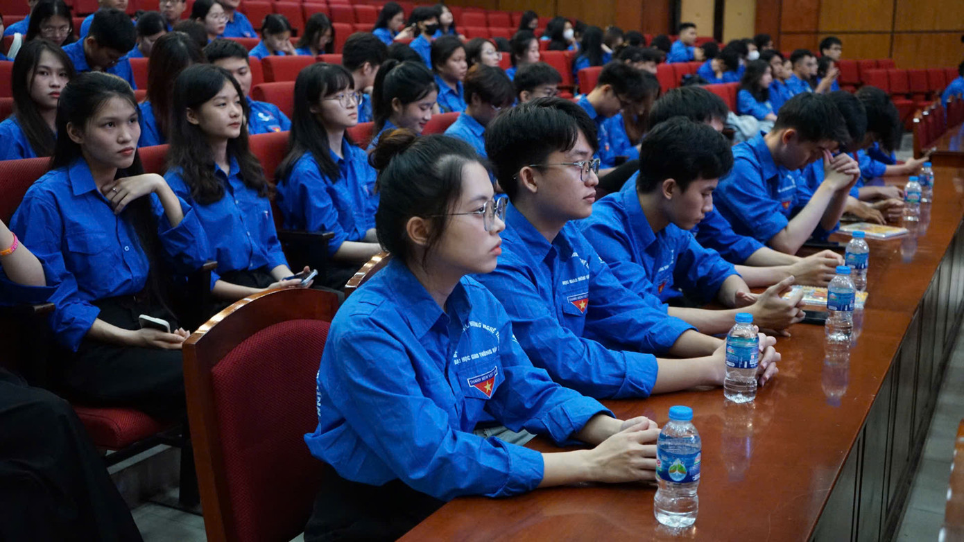 Hơn 200 sinh viên có mặt tại Lễ ra quân chiến dịch 'Mùa Hè Xanh' năm 2025.