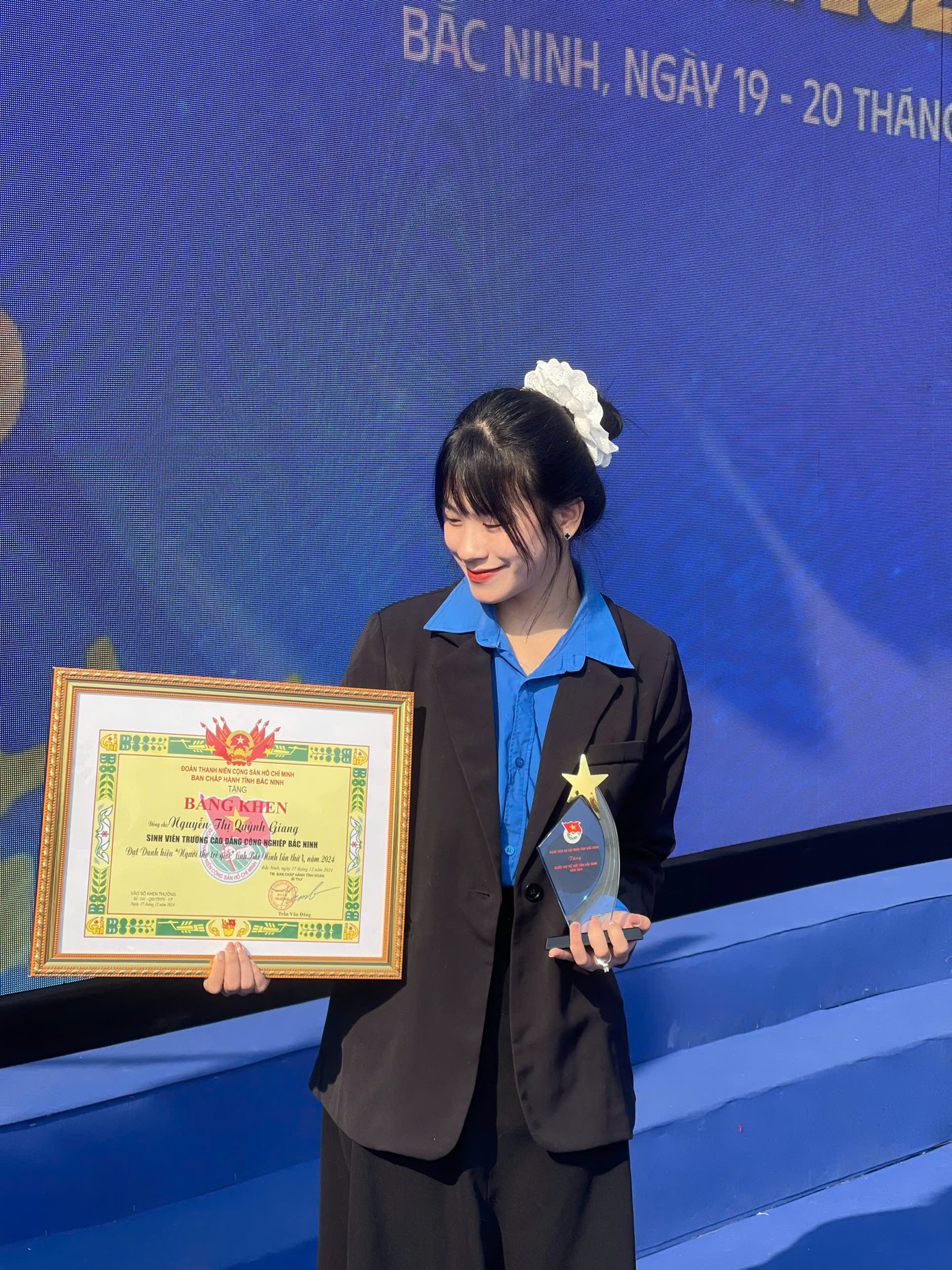 Quỳnh Giang vinh dự nhận nhiều thành tích tiêu biểu.