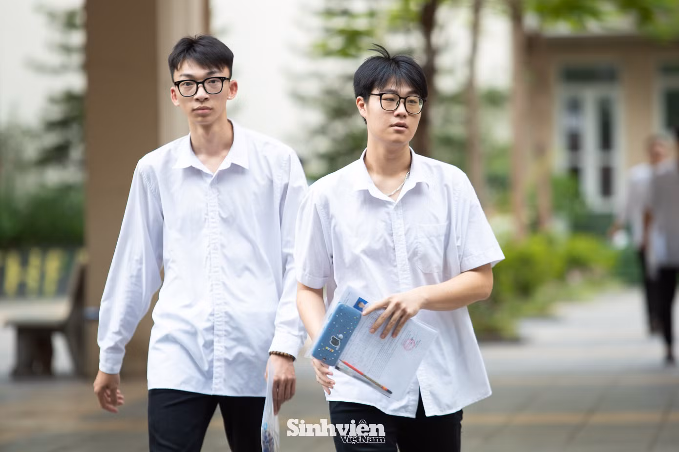 Ghi nhận nhanh tại nhiều điểm thi ở Hà Nội, không khó để bắt gặp những gương mặt căng thẳng, của các thí sinh sau môn Toán. Nhiều em nhận định, đề thi Toán năm nay thực sự là một thử thách lớn, không chỉ ở các câu hỏi vận dụng cao mà còn ở cả cách ra đề mới lạ, đòi hỏi tư duy logic và hiểu sâu vấn đề thay vì chỉ áp dụng công thức máy móc. Em Nguyễn Phú Vinh (học sinh Trường Thực nghiệm Khoa học Giáo dục) cho biết: "Đề toán năm nay thực sự khó. Đặc biệt là phần 3, đề rất dài và nếu không đọc kỹ sẽ không hiểu được yêu cầu. Với đề này, em chỉ tự tin mình làm được khoảng 6-7 điểm".