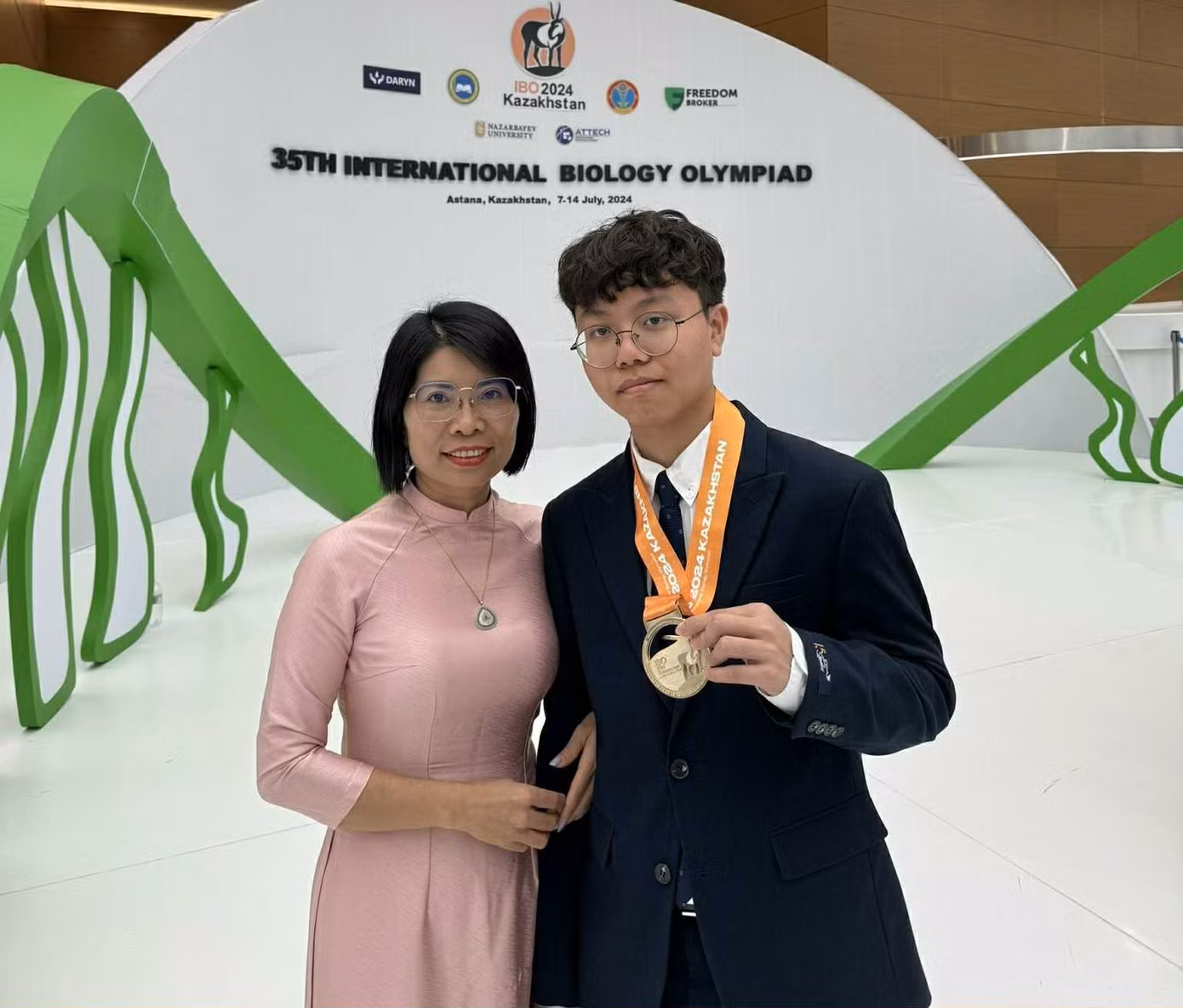 Hiếu cùng cô giáo, người đã truyền động lực để anh có được tấm Huy chương Vàng danh giá. Hiếu cùng cô giáo, người đã truyền động lực để anh có được tấm Huy chương Vàng danh giá.