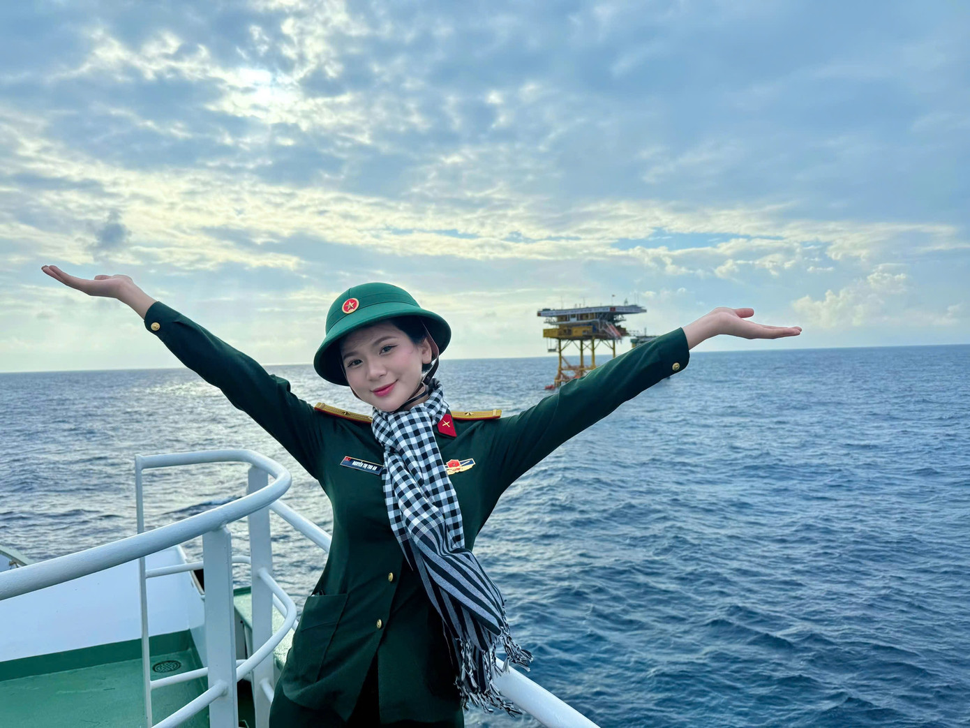 Khoác trên mình màu xanh áo lính, An Thu An như gần hơn với những người chiến sĩ – cùng chung nhịp thở, chung lý tưởng vì chủ quyền biển đảo. Khoác trên mình màu xanh áo lính, An Thu An như gần hơn với những người chiến sĩ – cùng chung nhịp thở, chung lý tưởng vì chủ quyền biển đảo.