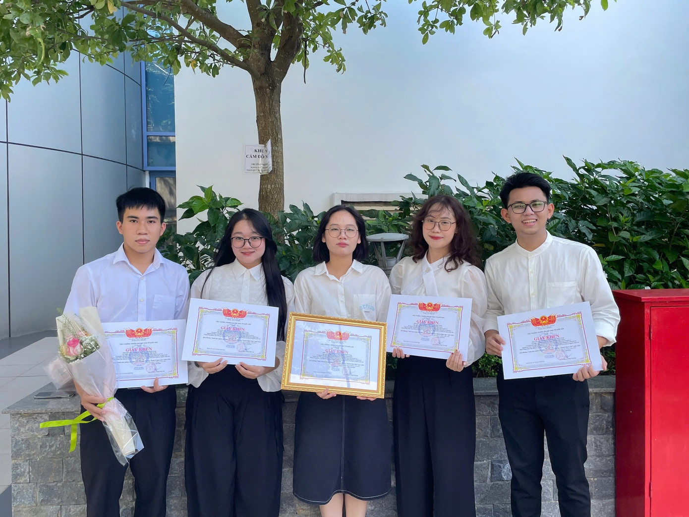 Hồng Quân nhận giấy khen cùng nhóm Nghiên cứu khoa học.