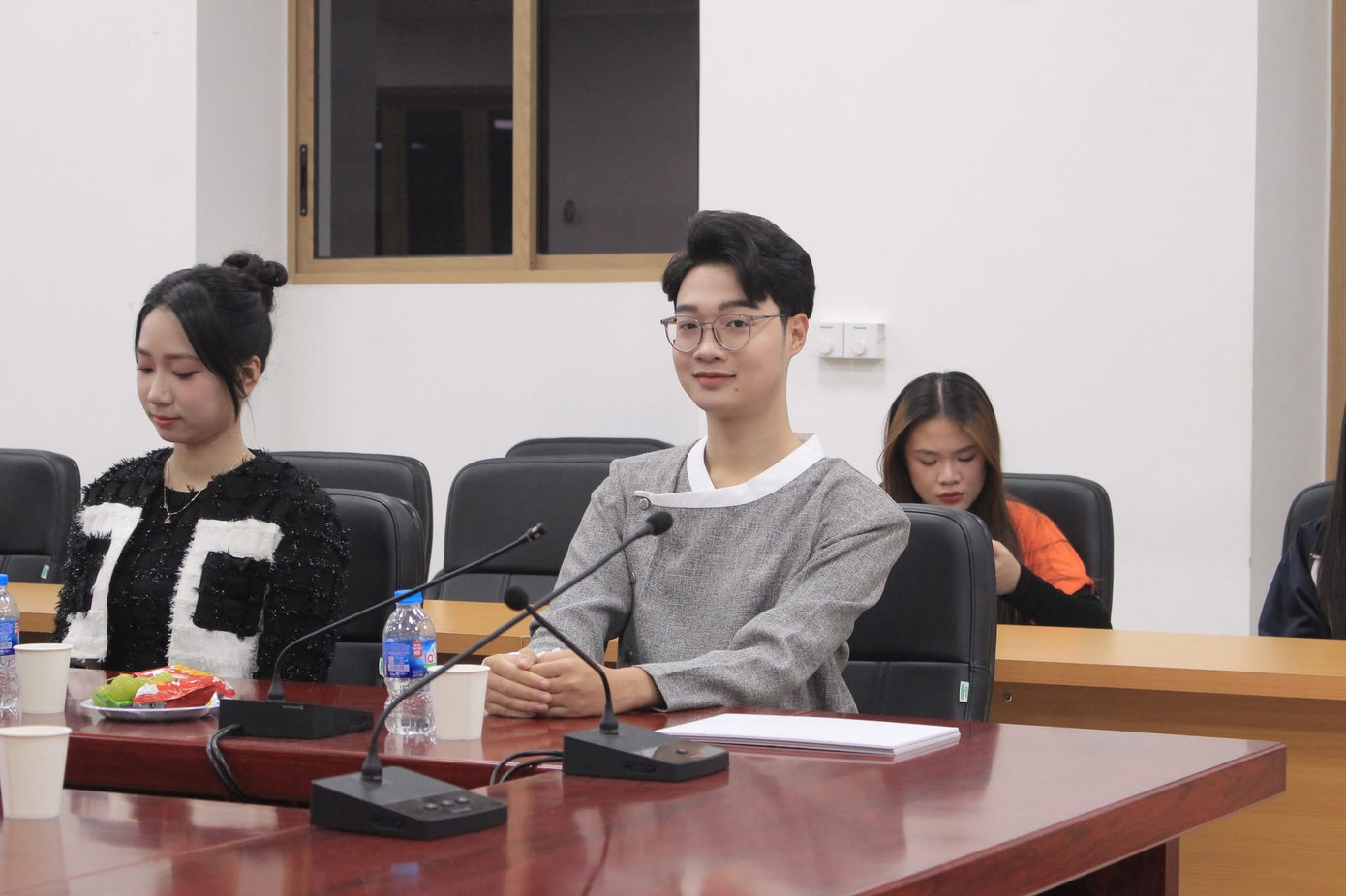 Nhìn lại năm vừa qua, La Thành chỉ dùng hai từ để khái quát về bản thân: "chăm chỉ" và "cần cù". Nhìn lại năm vừa qua, La Thành chỉ dùng hai từ để khái quát về bản thân: "chăm chỉ" và "cần cù".