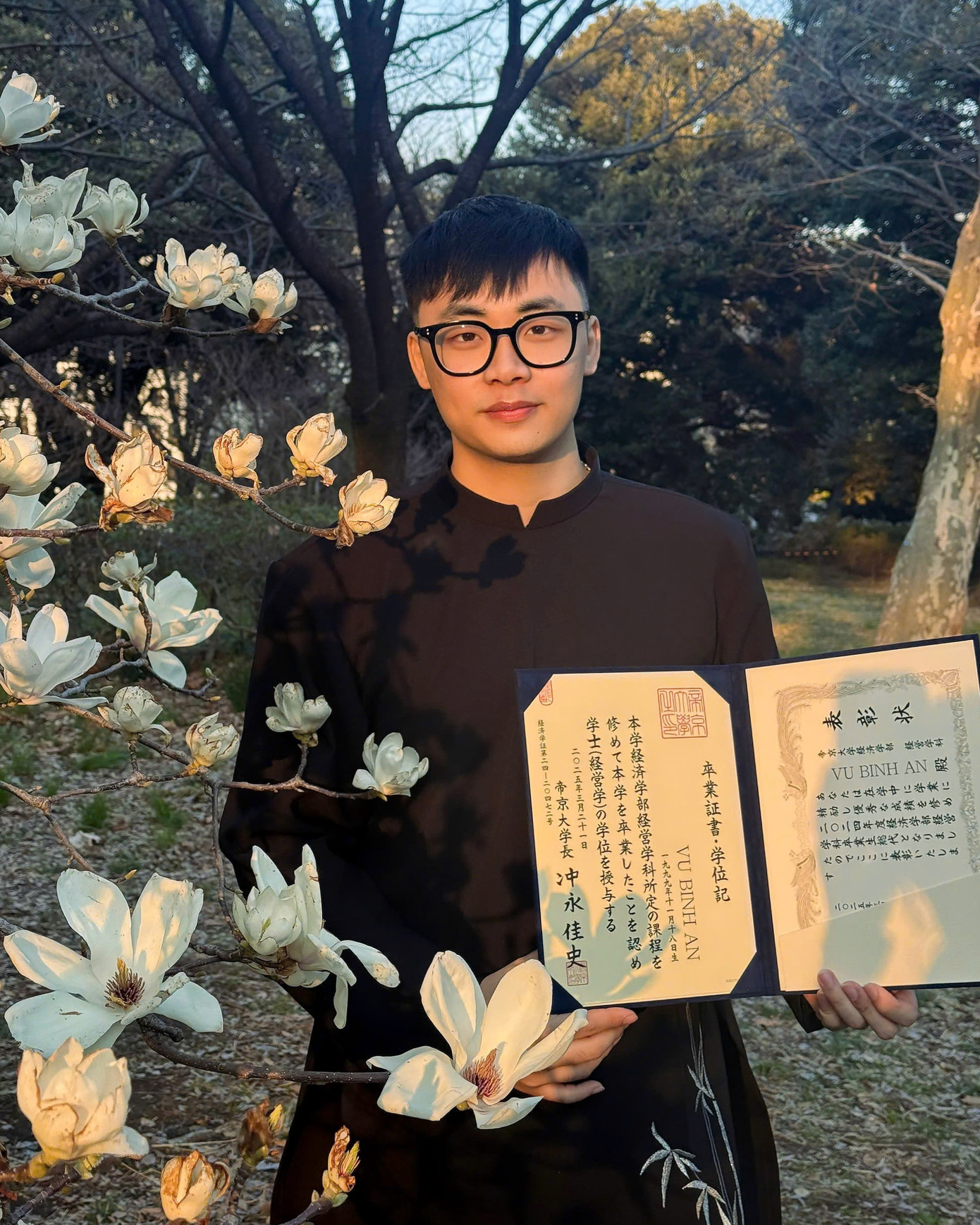 Bình An trong ngày tốt nghiệp đại học. Bình An trong ngày tốt nghiệp đại học.