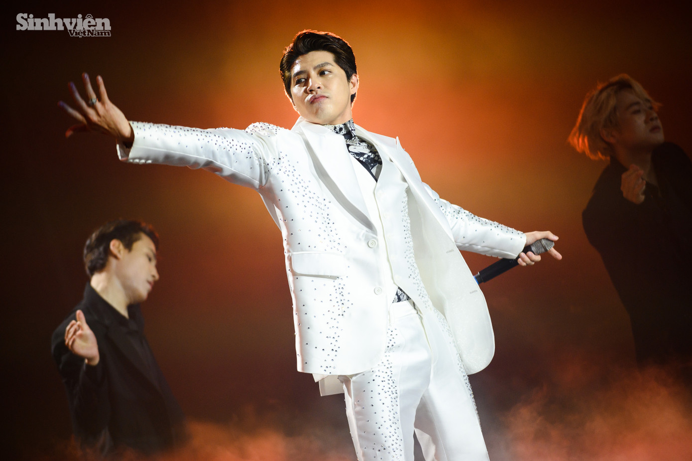 Thần thái ngôi sao của nam ca sĩ khiến khán giả &apos;đứng ngồi không yên&apos;.