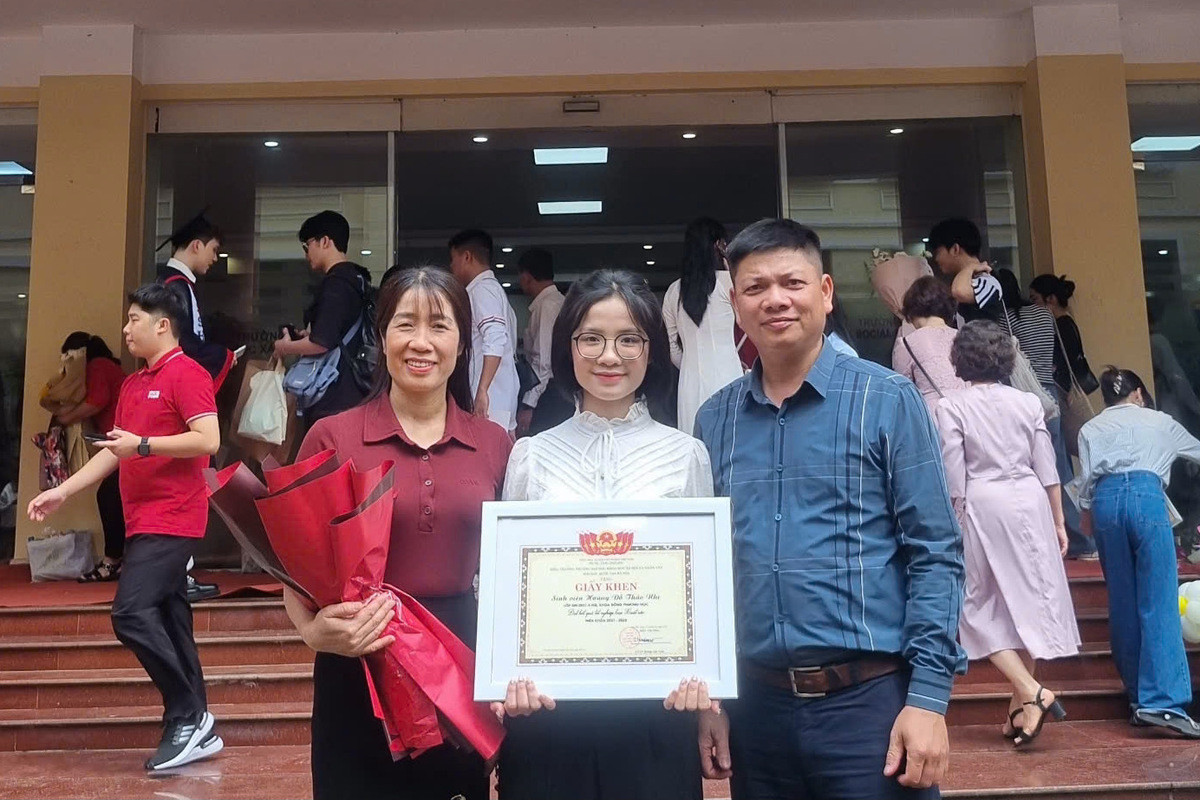 Thảo Nhi và bố mẹ tại lễ tốt nghiệp đại học.