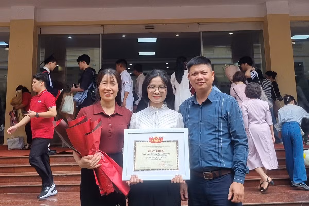 Thảo Nhi và bố mẹ tại lễ tốt nghiệp đại học.