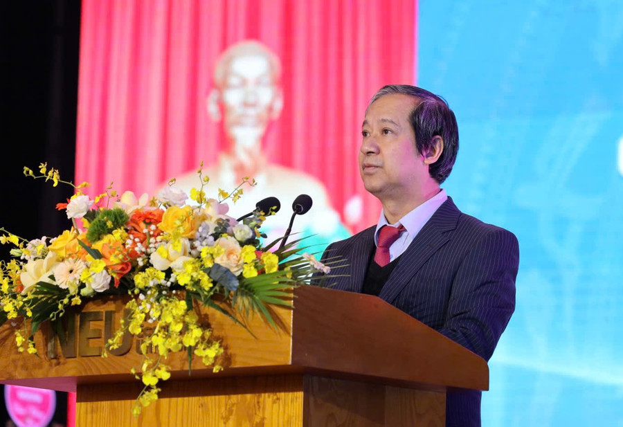 Đồng chí Nguyễn Kim Sơn - Ủy viên BCH Trung ương Đảng, Bộ trưởng Bộ Giáo dục và Đào tạo phát biểu. Đồng chí Nguyễn Kim Sơn - Ủy viên BCH Trung ương Đảng, Bộ trưởng Bộ Giáo dục và Đào tạo phát biểu.