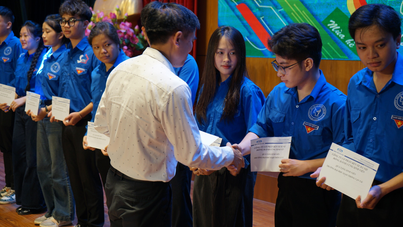 Sinh viên Trường Đại học Giao thông Vận tải nhận học bổng và quà tặng từ Công ty Cổ phần Bến xe Hà Nội.