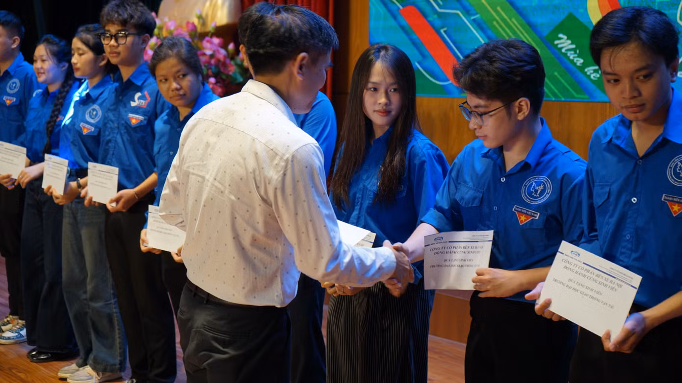 Sinh viên Trường Đại học Giao thông Vận tải nhận học bổng và quà tặng từ Công ty Cổ phần Bến xe Hà Nội.