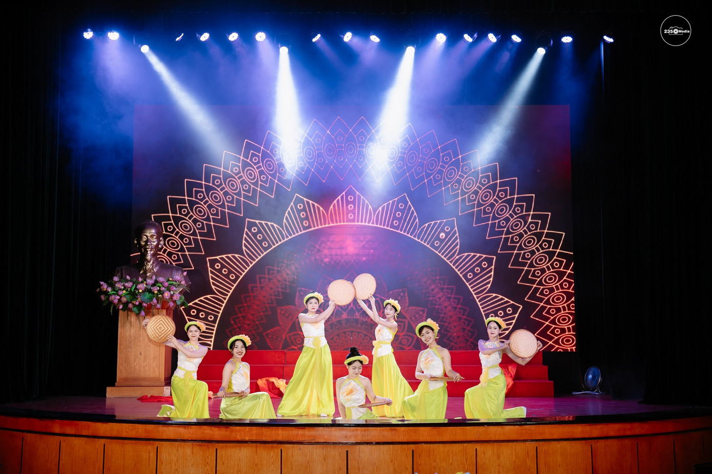 Toàn cảnh không khí sôi động của đêm Chung kết cuộc thi "Khi Gen Z bật tiếng nói – SYNOVIA 2025". Toàn cảnh không khí sôi động của đêm Chung kết cuộc thi "Khi Gen Z bật tiếng nói – SYNOVIA 2025".