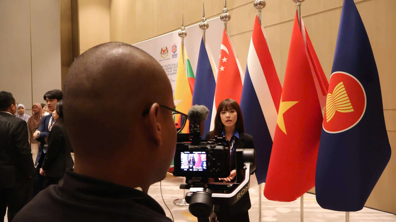 Nguyễn Nam Bảo Ngọc trả lời phỏng vấn báo chí quốc tế bên lề Đối thoại Thanh niên ASEAN 2025, mang đến hình ảnh thế hệ thanh niên Việt Nam bản lĩnh, hội nhập và giàu khát vọng. Nguyễn Nam Bảo Ngọc trả lời phỏng vấn báo chí quốc tế bên lề Đối thoại Thanh niên ASEAN 2025, mang đến hình ảnh thế hệ thanh niên Việt Nam bản lĩnh, hội nhập và giàu khát vọng.