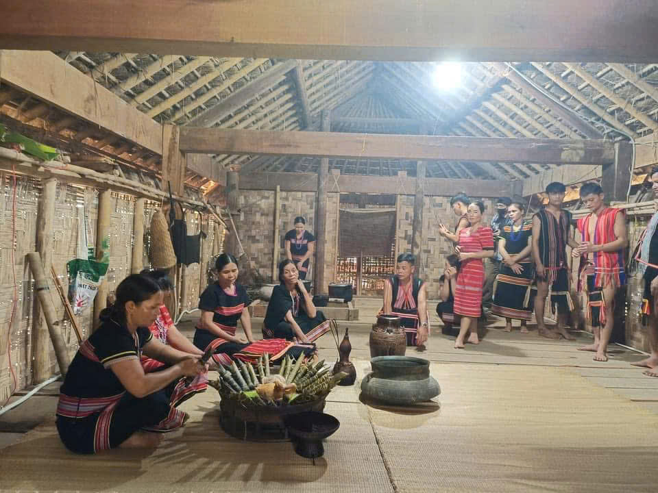 Không khí chuẩn bị Tết trong cộng đồng người Gié Triêng bắt đầu từ việc dọn dẹp nhà cửa, trang trí nhà rông, cùng nhau gói bánh chưng. Không khí chuẩn bị Tết trong cộng đồng người Gié Triêng bắt đầu từ việc dọn dẹp nhà cửa, trang trí nhà rông, cùng nhau gói bánh chưng.