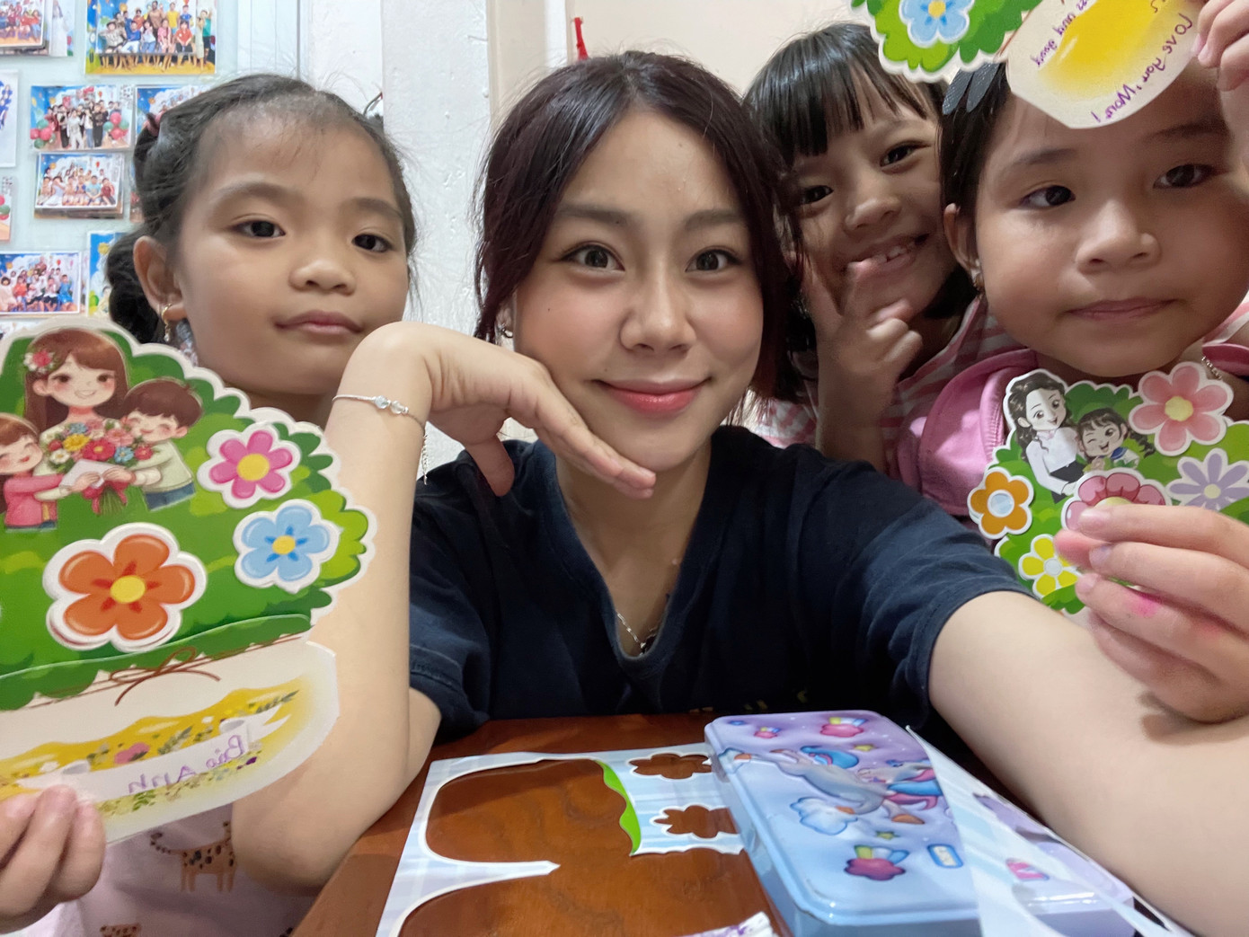 Thu Trang trong công việc trợ giảng. Thu Trang trong công việc trợ giảng.