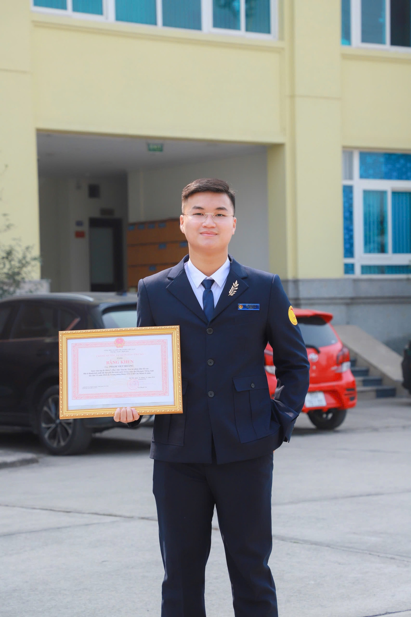 Việt Hoàng vinh dự nhận Bằng khen của Chánh án Tòa án nhân dân tối cao trong Hội nghị triển khai công tác năm 2025 của Học viện Tòa án.