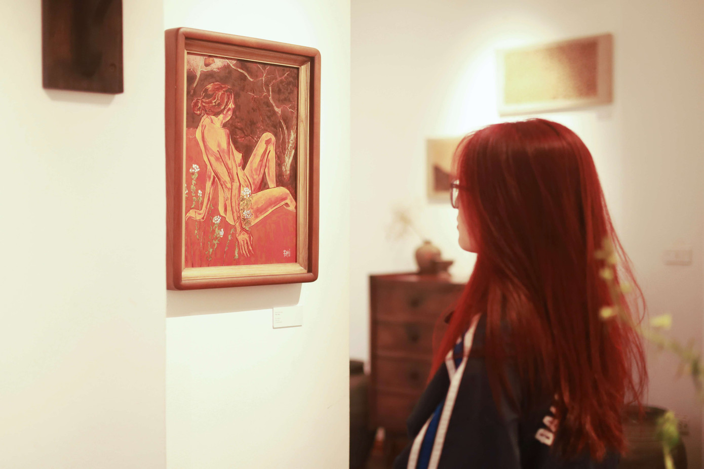 Bạn Trần Thị Quyên (Sinh viên ngành Quan hệ Công chúng, Trường Đại học Khoa học Xã hội và Nhân văn) bày tỏ: “Ngay từ đầu mình đã bị thu hút bởi bức tranh ‘Thư Thái’ của họa sĩ Đào Xuân Đại. Nét vẽ phóng khoáng, mềm mại nhưng rất tự nhiên, kết hợp với chất liệu sơn mài đặc biệt, khiến mình liên tưởng đến những đường nét điêu khắc cổ thời Phục Hưng.”