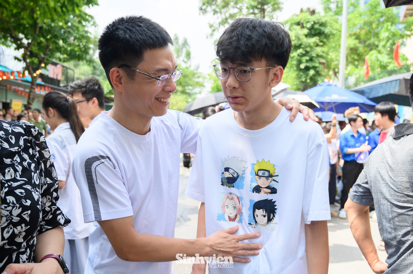 Những chiếc ôm chính là lời động viên lớn nhất dành cho các sĩ tử sau khi hoàn thành một chặng đường quan trọng. (Ghi nhận tại điểm thi THCS Dịch Vọng Hậu).