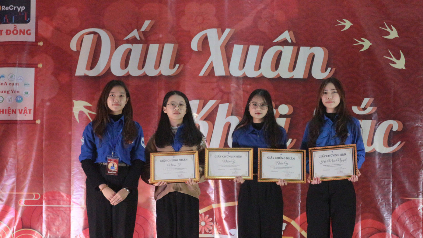 Ngoài công tác tình nguyện, Ngọc Anh còn tham gia Ban Phong trào Sinh viên 5 tốt của NEU. Ngoài công tác tình nguyện, Ngọc Anh còn tham gia Ban Phong trào Sinh viên 5 tốt của NEU.