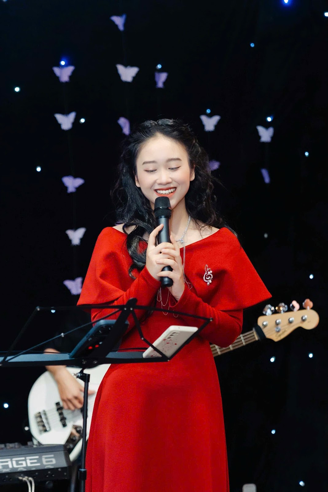 Yến Nhi mong muốn lan toả yêu thương đến mọi người qua tiếng hát của mình. Yến Nhi mong muốn lan toả yêu thương đến mọi người qua tiếng hát của mình.