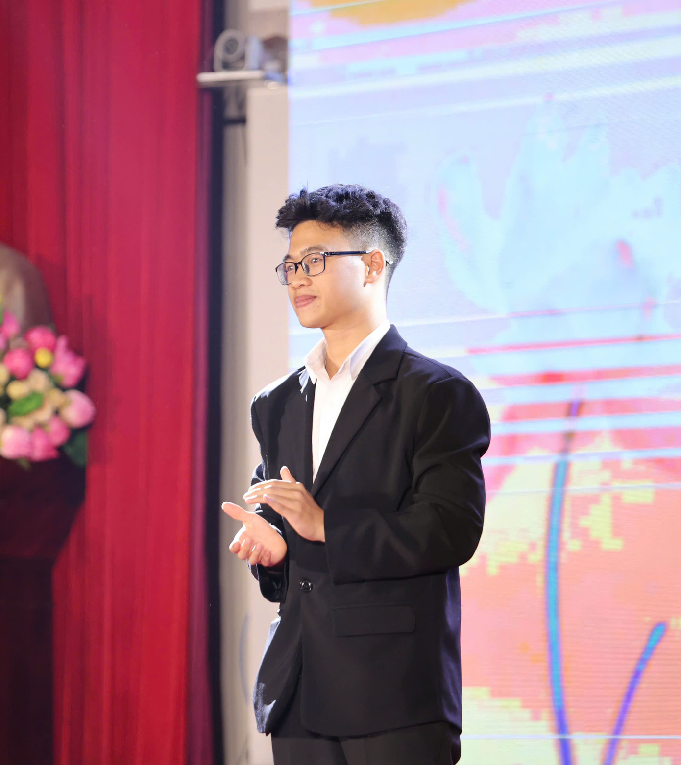 Trên sân khấu Beyond Your Limits 2025, Hoàng Minh Tuấn đã khiến cả khán phòng lặng đi bằng bài hùng biện thấm đẫm cảm xúc và lòng tri ân lịch sử. Trên sân khấu Beyond Your Limits 2025, Hoàng Minh Tuấn đã khiến cả khán phòng lặng đi bằng bài hùng biện thấm đẫm cảm xúc và lòng tri ân lịch sử.