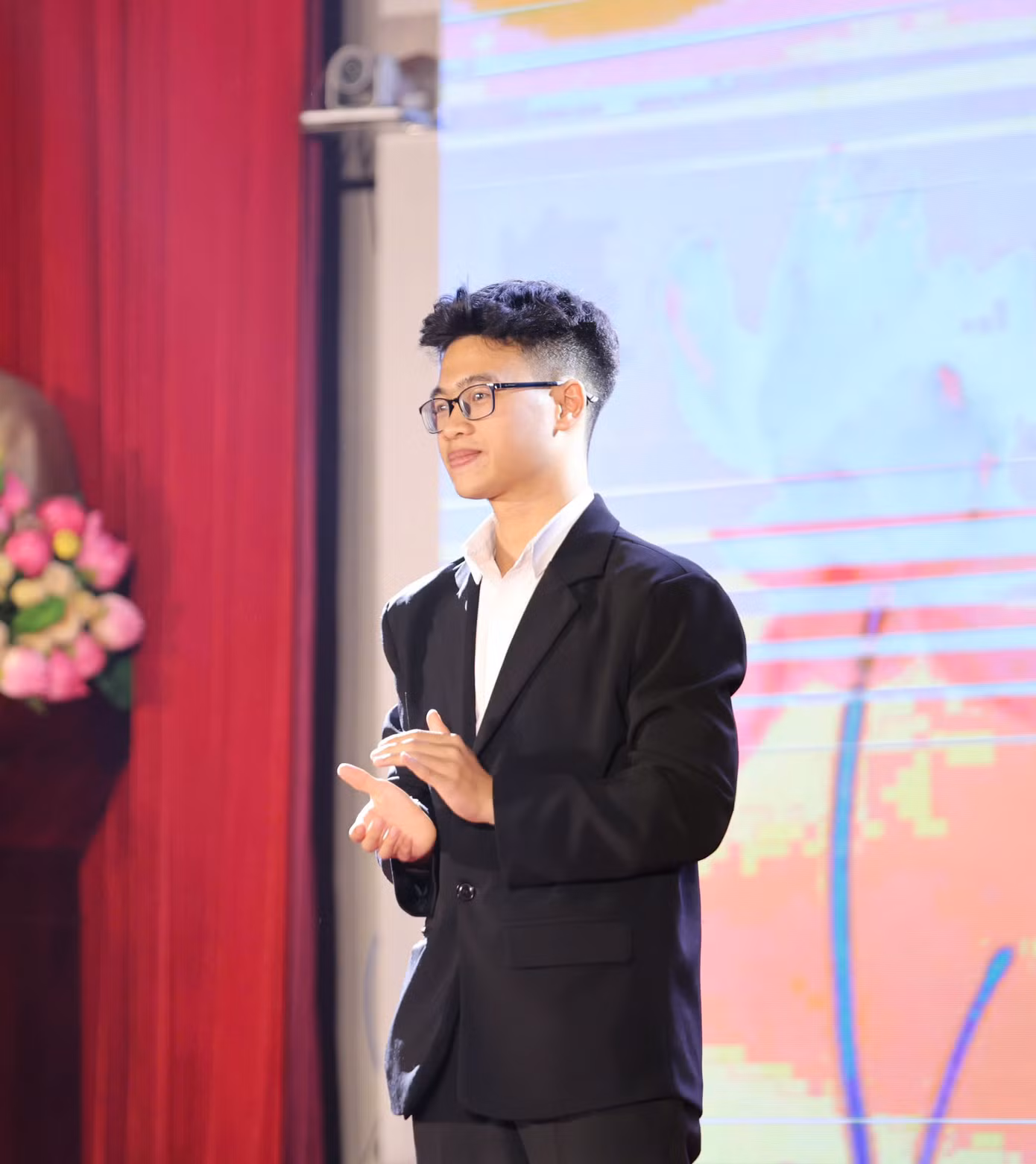 Trên sân khấu Beyond Your Limits 2025, Hoàng Minh Tuấn đã khiến cả khán phòng lặng đi bằng bài hùng biện thấm đẫm cảm xúc và lòng tri ân lịch sử.