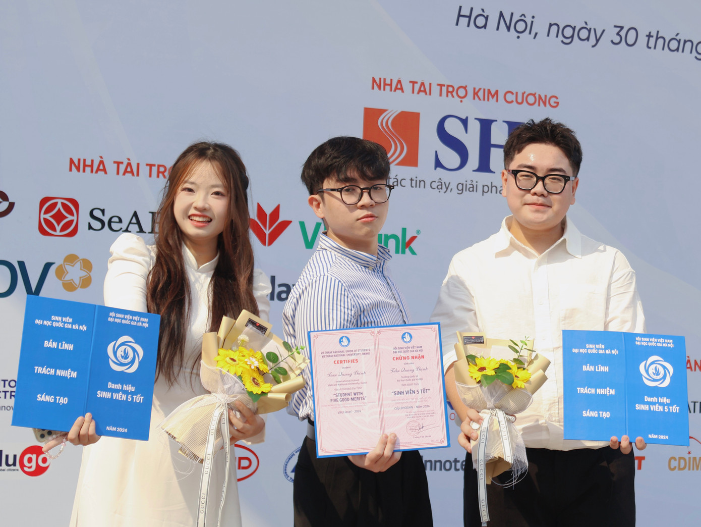 Anh Khoa và các bạn sinh viên xuất sắc trong CLB Nhiếp ảnh và Nghệ thuật thị giác Trường Quốc tế được nhận danh hiệu Sinh viên 5 tốt.