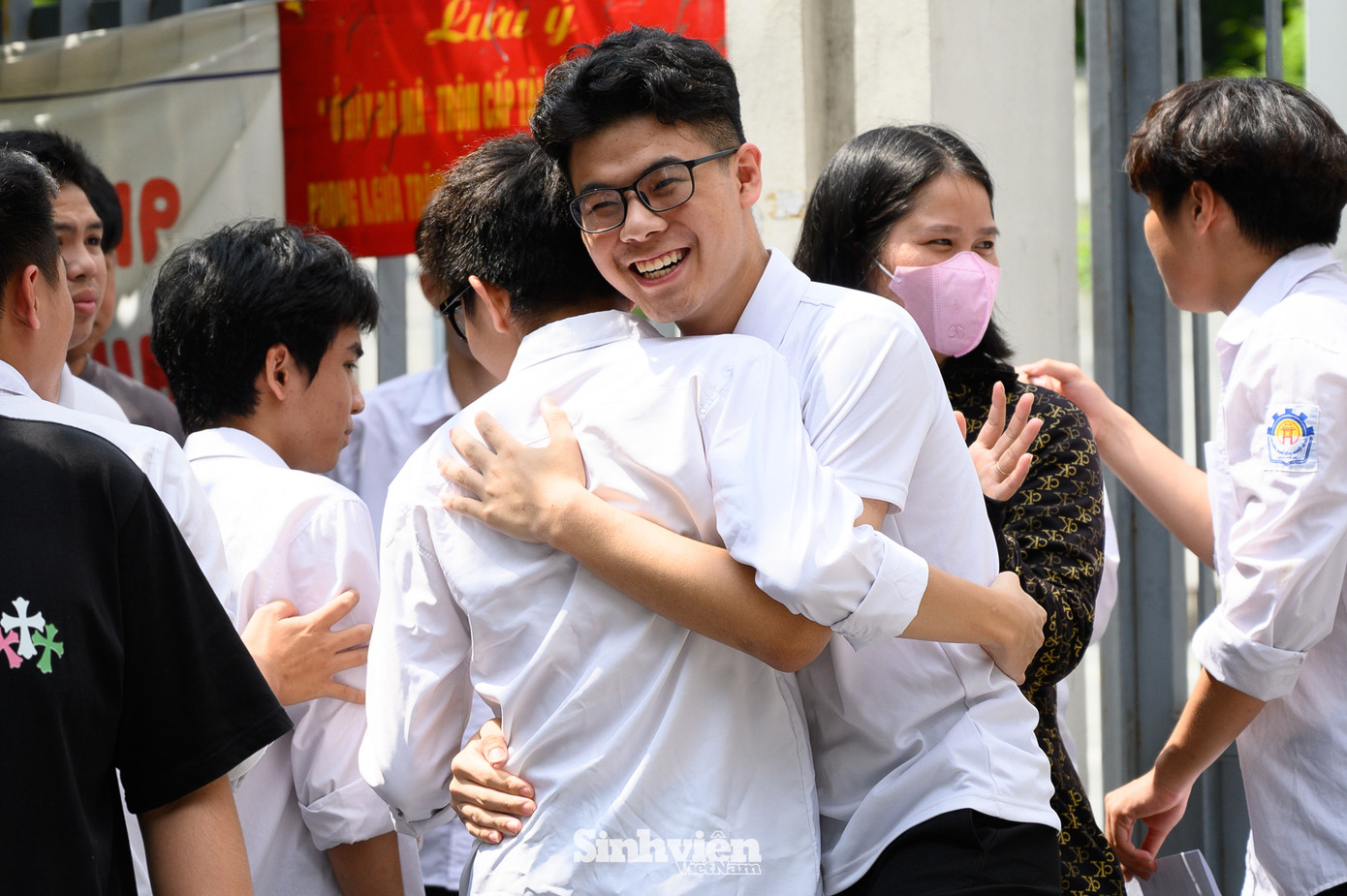 Thí sinh 2K7 kết thúc môn thi đầu tiên, nhiều thí sinh nhận định đề vừa sức, dễ viết, đã được ôn tập nhiều vấn đề về Kỷ nguyên vươn mình của dân tộc, tình yêu Tổ quốc. (Ảnh: Trâm Anh) Thí sinh 2K7 kết thúc môn thi đầu tiên, nhiều thí sinh nhận định đề vừa sức, dễ viết, đã được ôn tập nhiều vấn đề về Kỷ nguyên vươn mình của dân tộc, tình yêu Tổ quốc. (Ảnh: Trâm Anh)